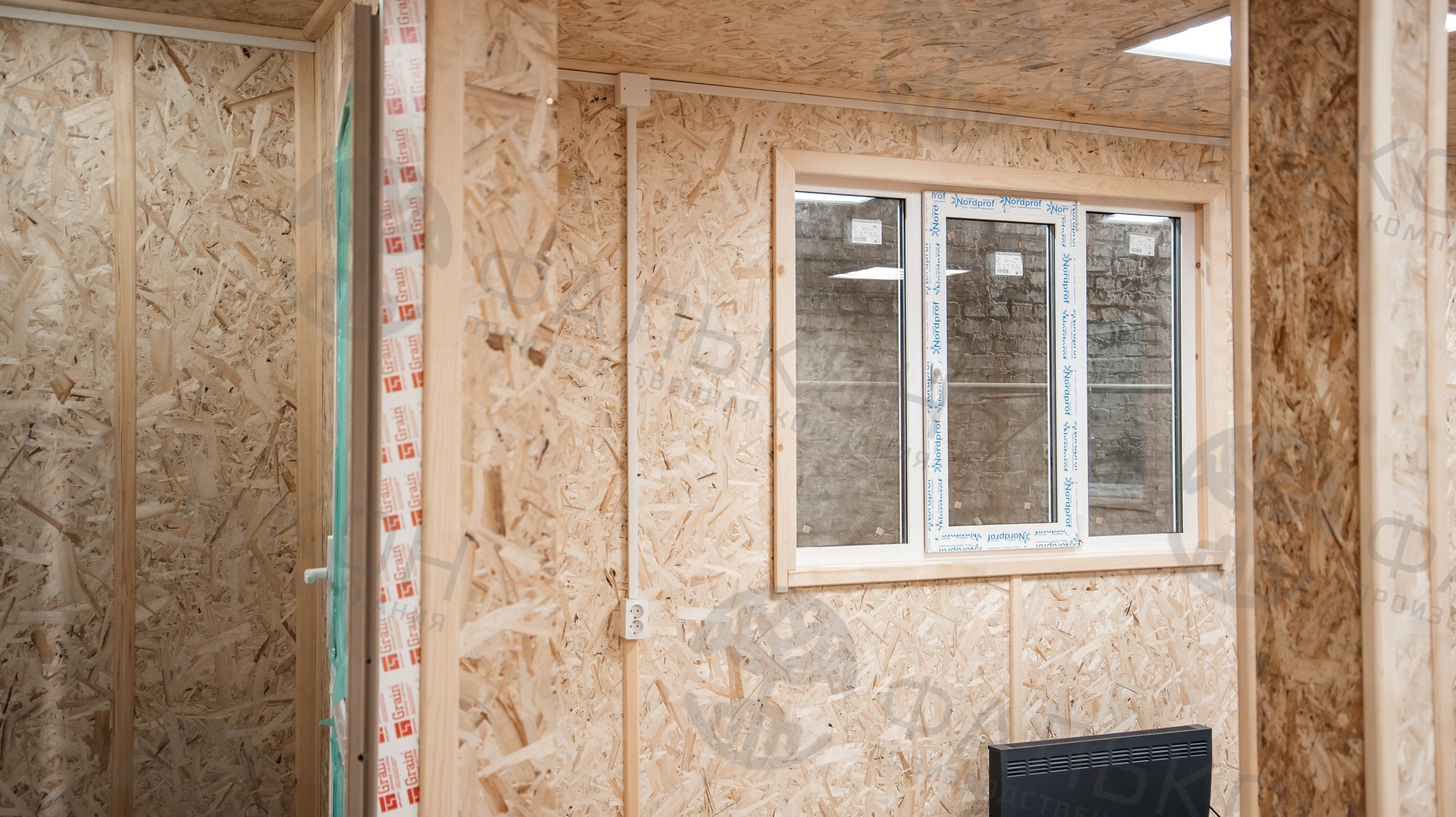 Модульный офис (2 блок-секции) с кабинетом и переговорной и тамбуром.