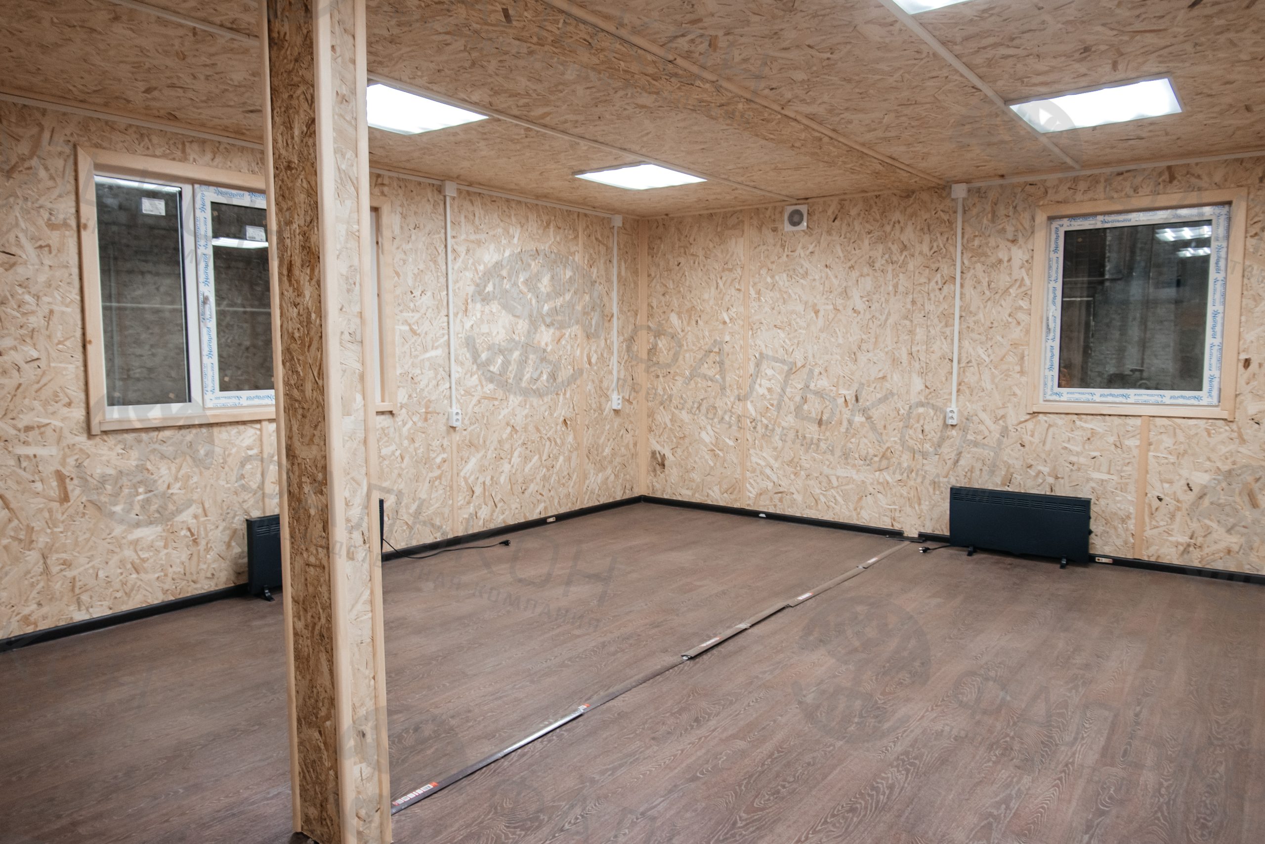 Модульный офис (2 блок-секции) с кабинетом и переговорной и тамбуром.