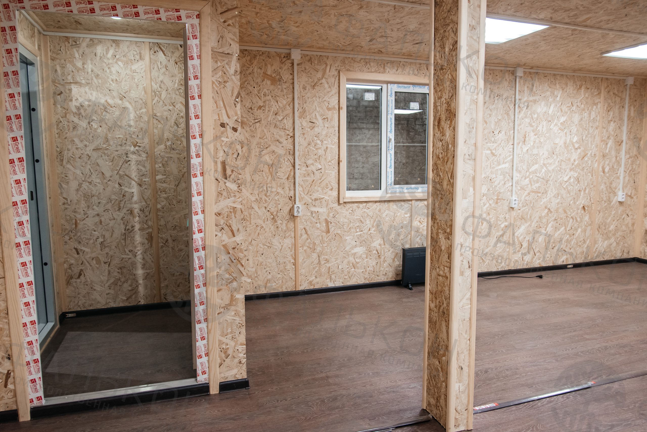 Модульный офис (2 блок-секции) с кабинетом и переговорной и тамбуром.