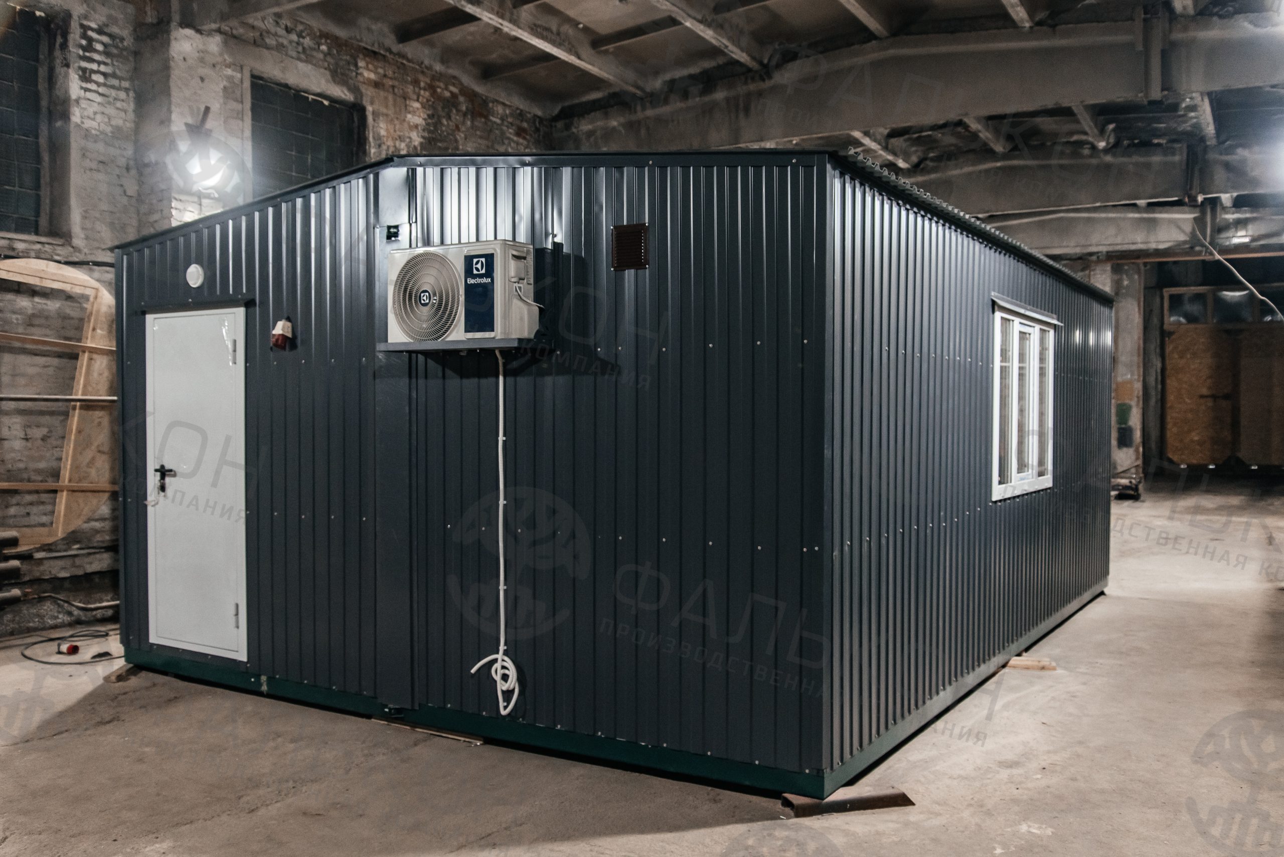 Модульный офис (2 блок-секции) с кабинетом и переговорной и тамбуром.