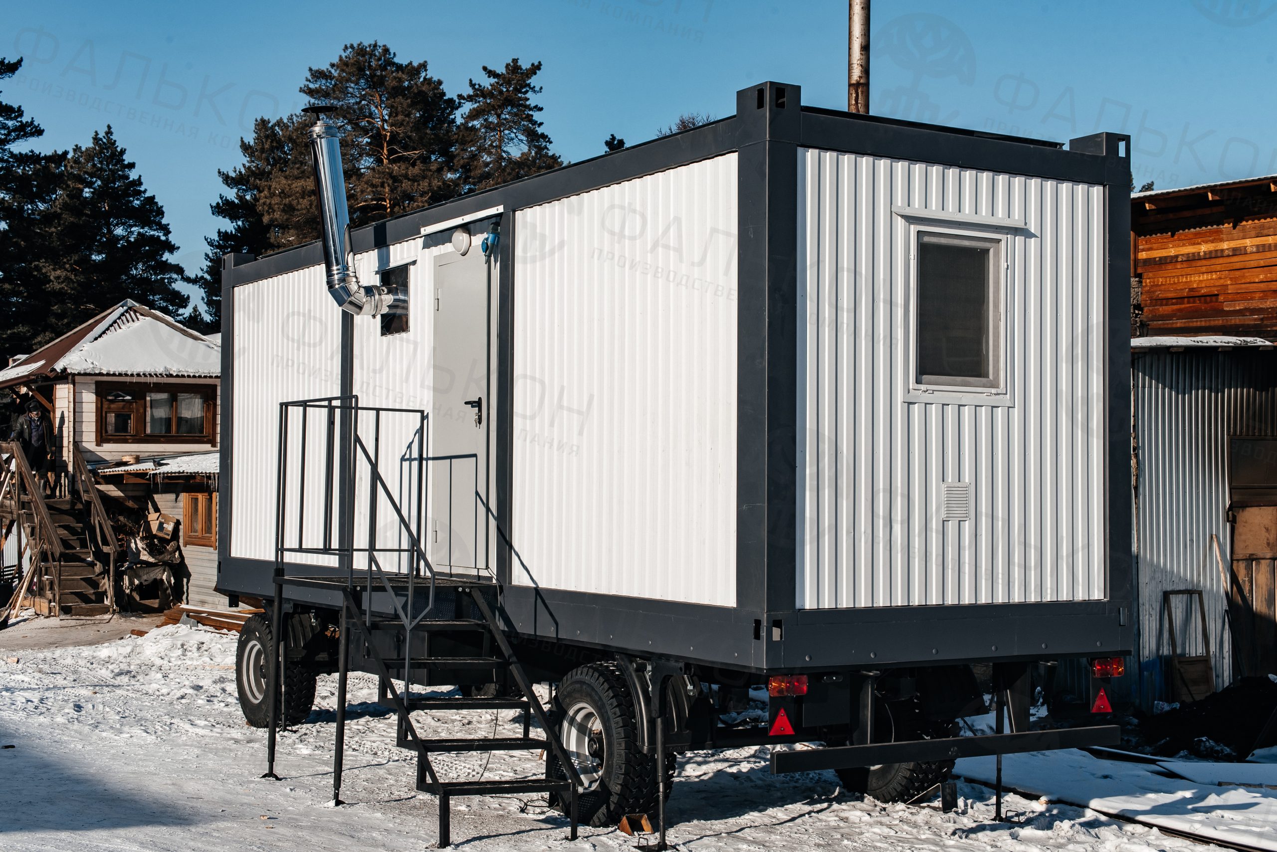 Жилой модуль на шасси (вагон-дом) на 8 мест.