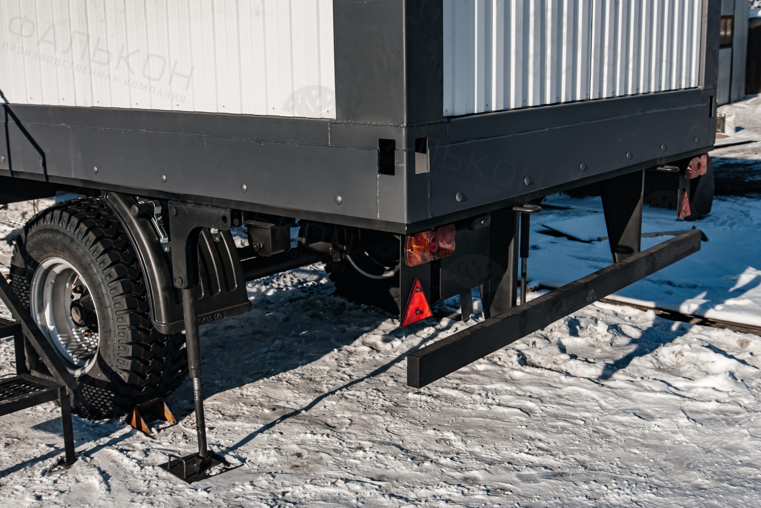 Жилой модуль на шасси (вагон-дом) на 8 мест.