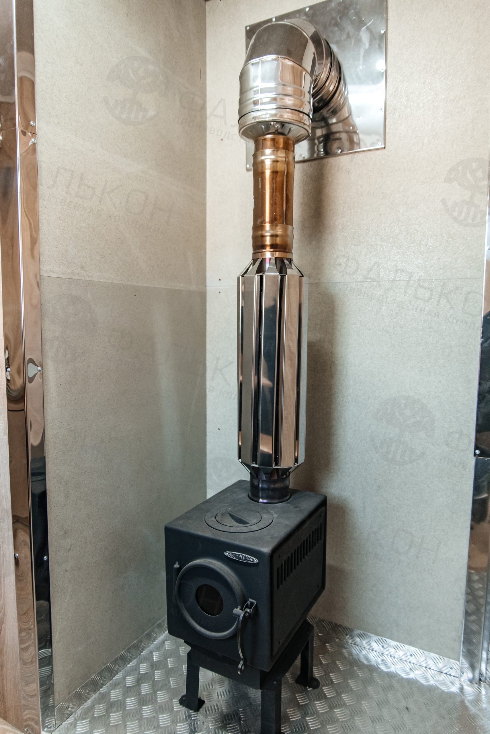 Жилой модуль на шасси (вагон-дом) на 8 мест.