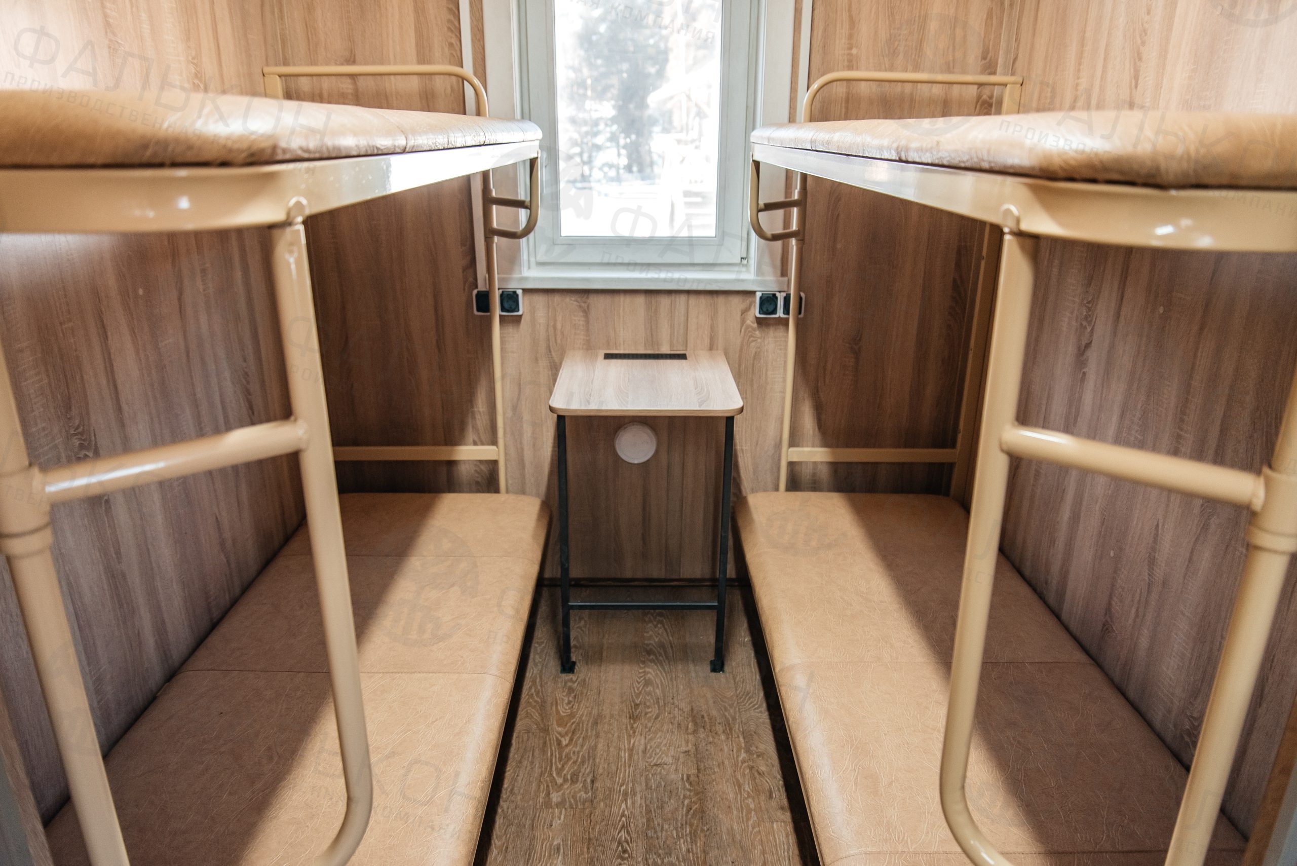 Жилой модуль на шасси (вагон-дом) на 8 мест.