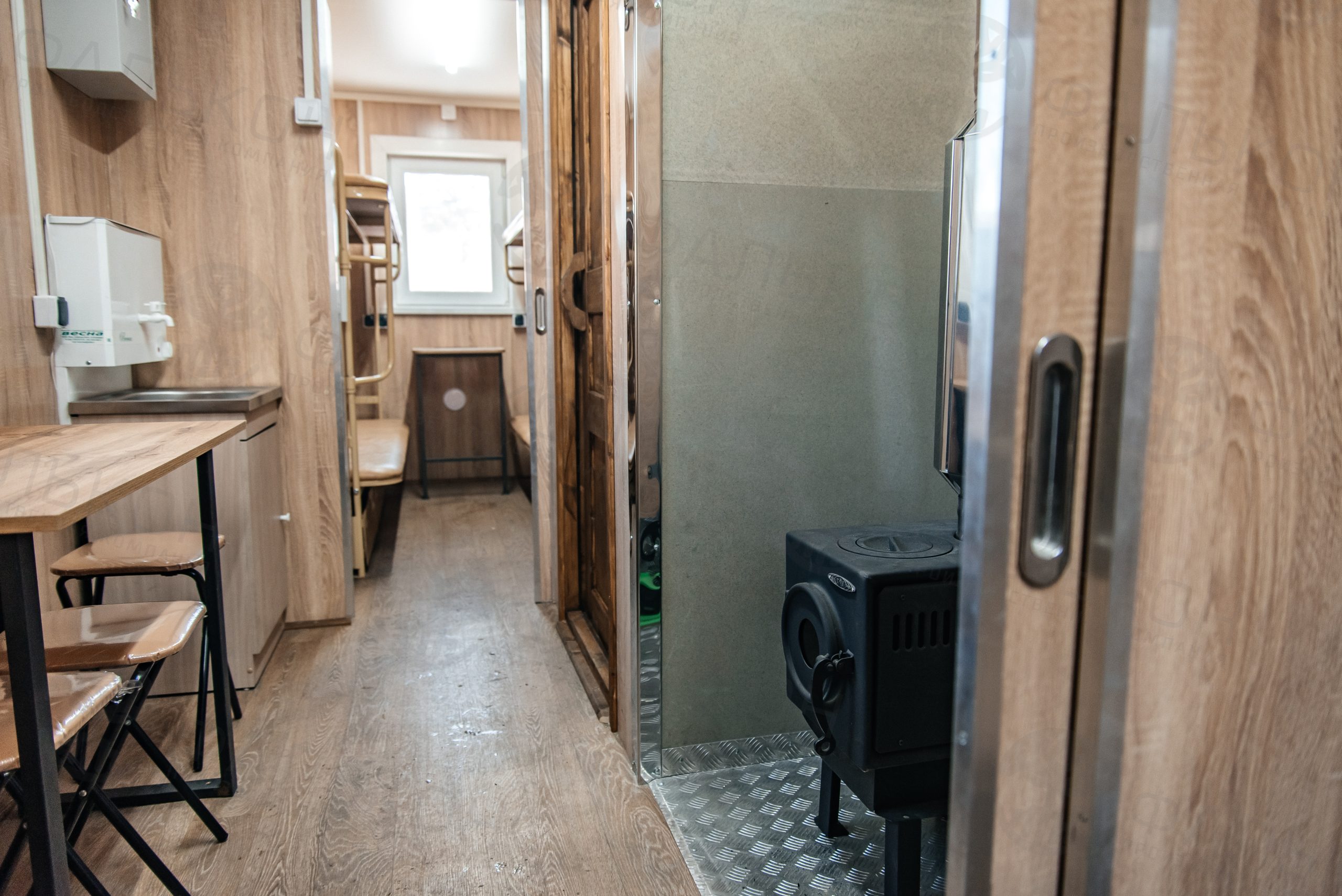 Жилой модуль на шасси (вагон-дом) на 8 мест.