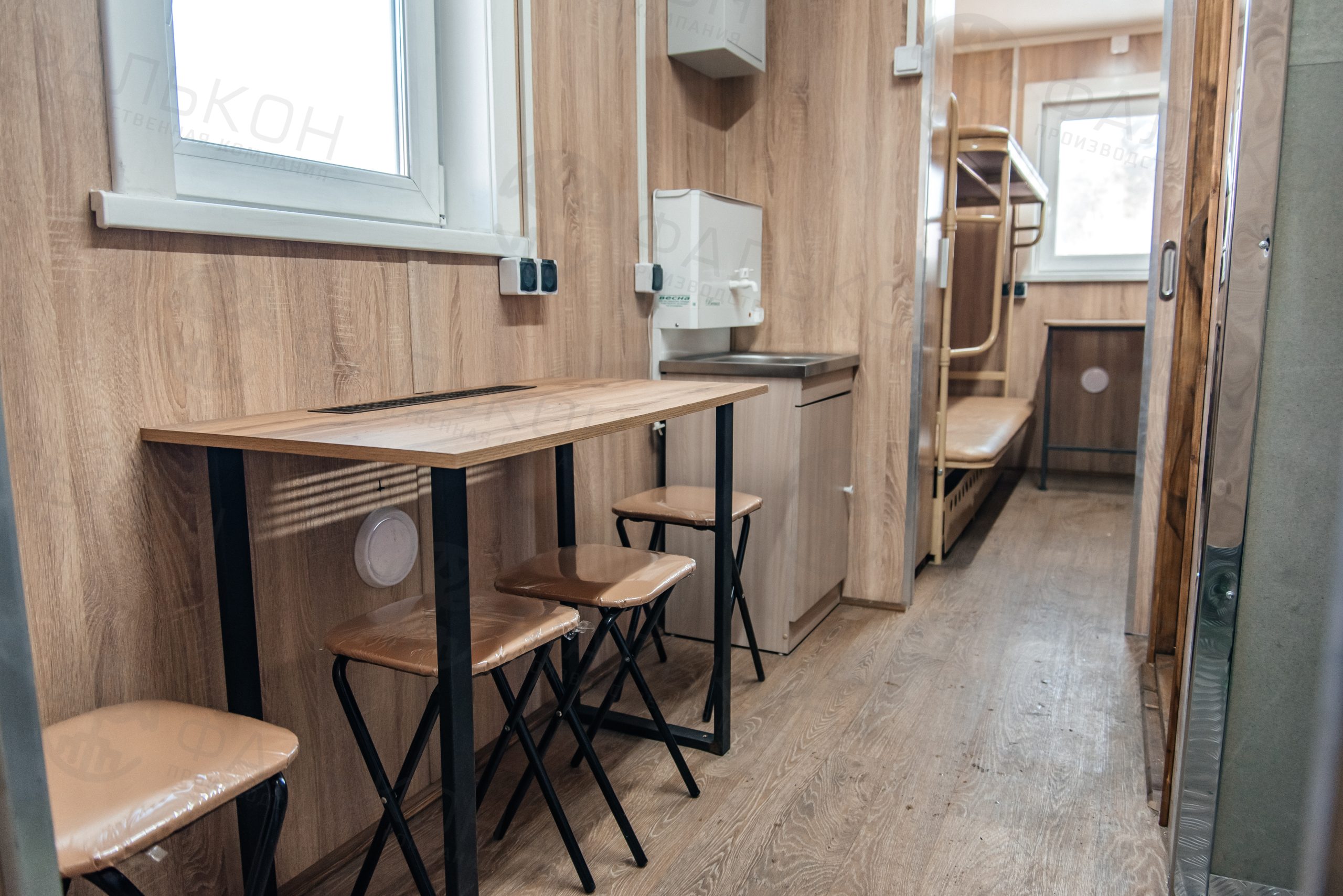 Жилой модуль на шасси (вагон-дом) на 8 мест.