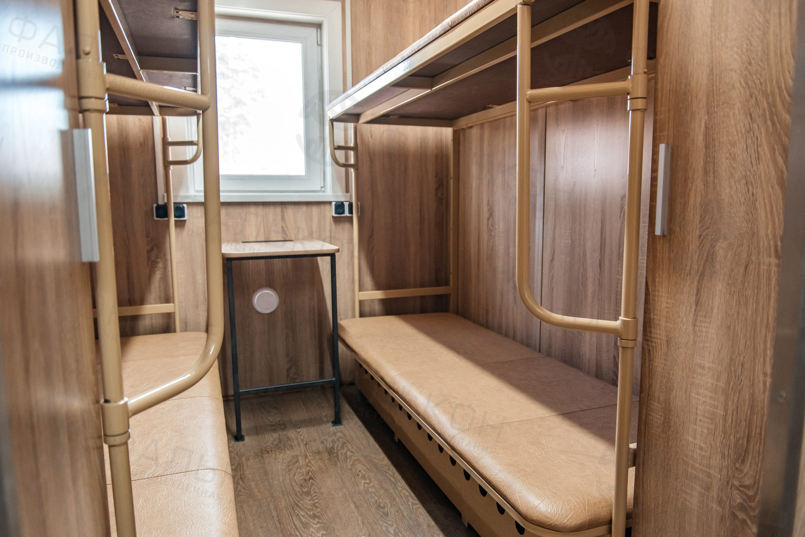 Жилой модуль на шасси (вагон-дом) на 8 мест.