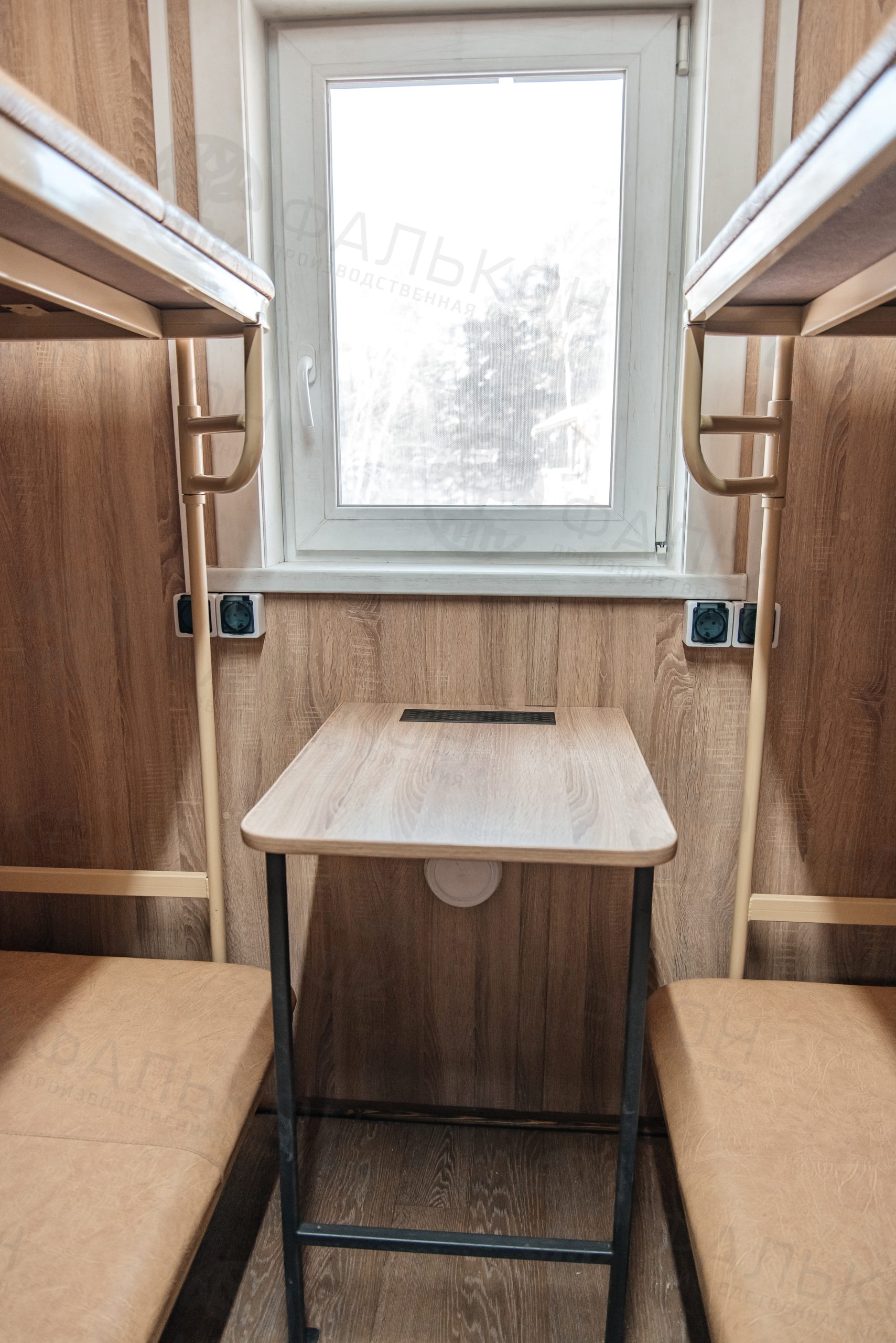 Жилой модуль на шасси (вагон-дом) на 8 мест.