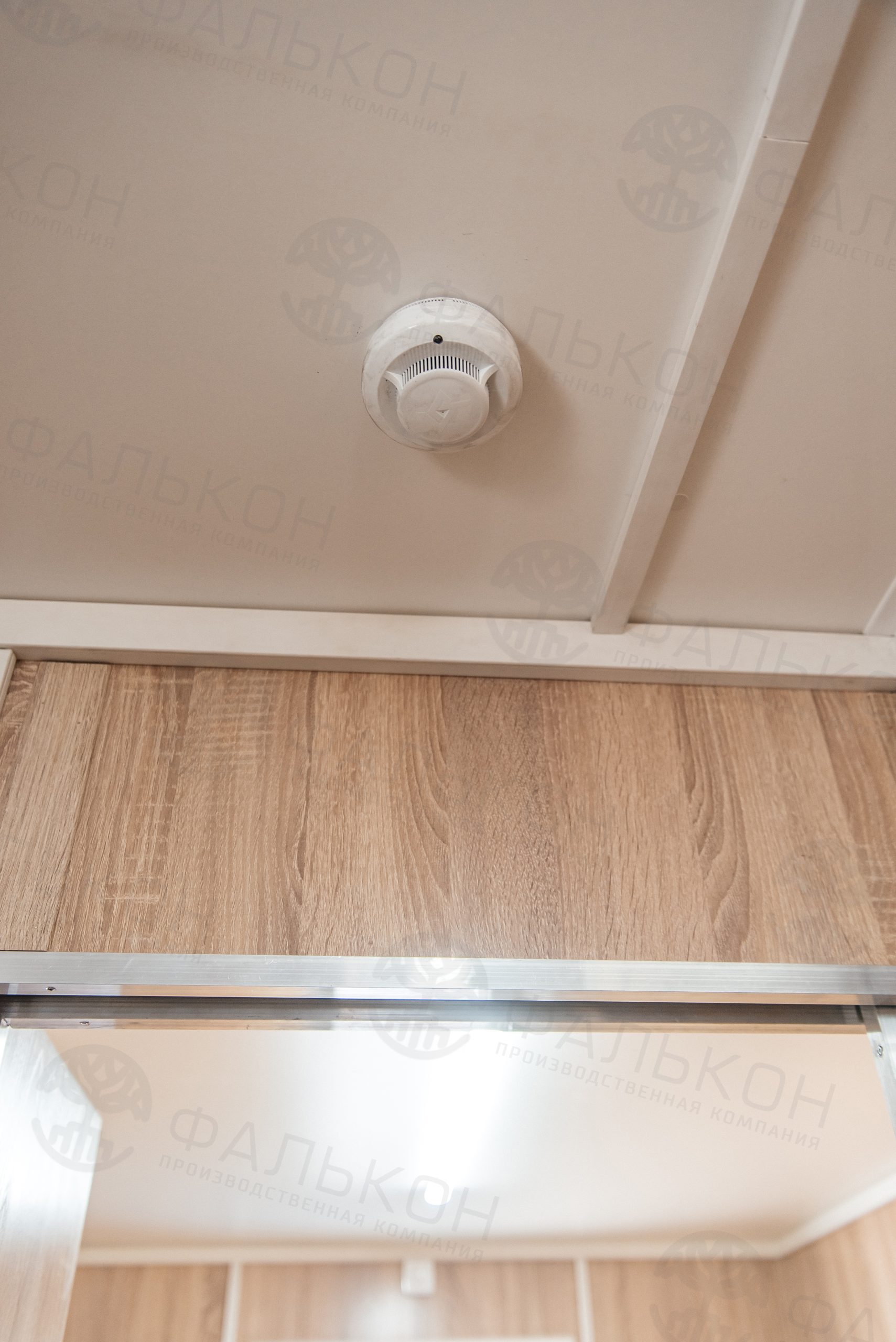 Жилой модуль на шасси (вагон-дом) на 8 мест.