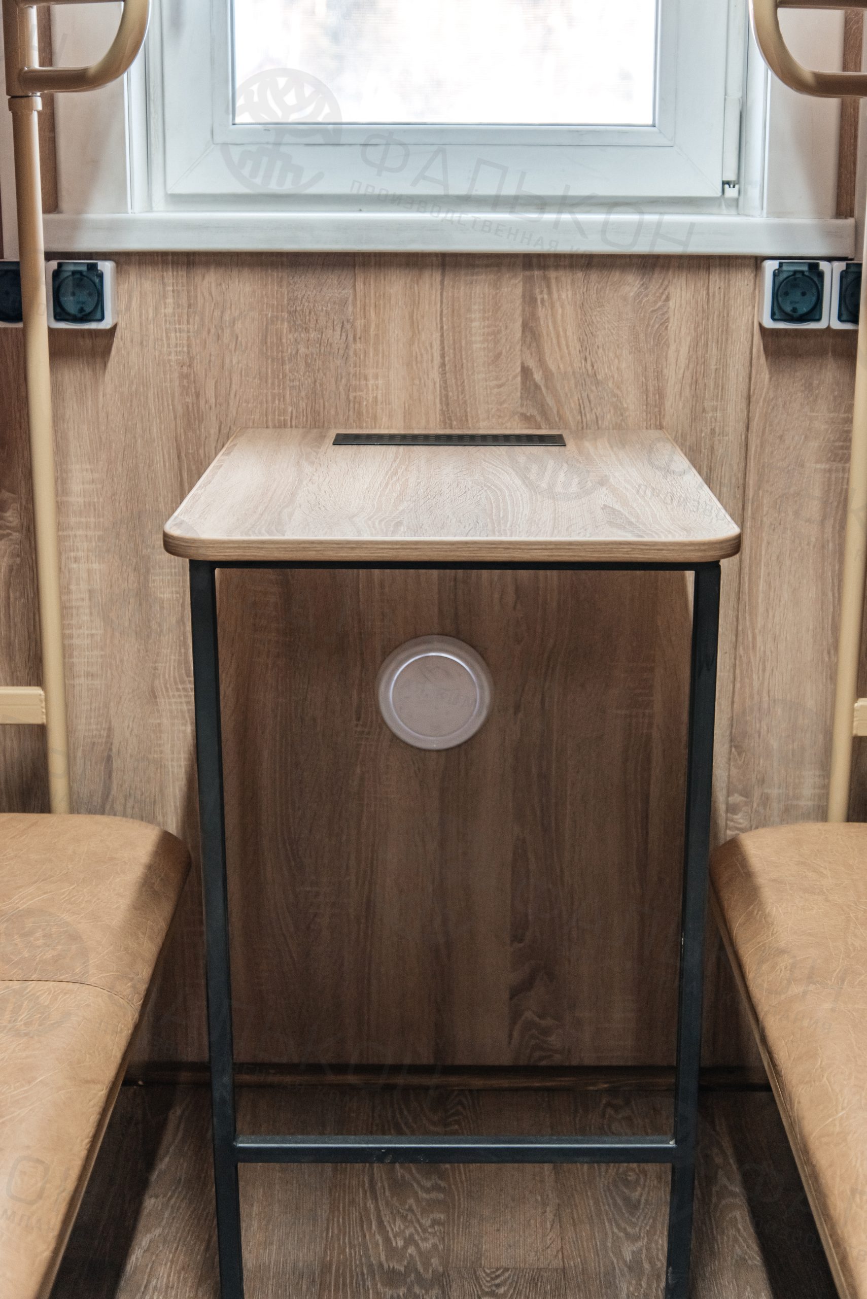 Жилой модуль на шасси (вагон-дом) на 8 мест.