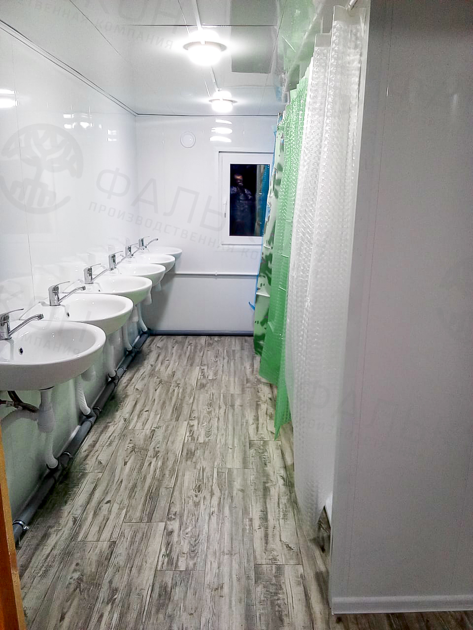 Душевой модуль (блок-контейнер) 4 душевых+6 раковин.