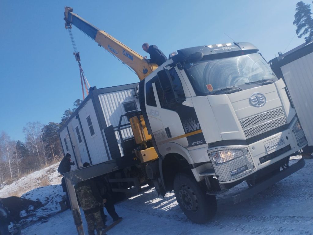 Манипулятор с модулем на заснеженной площадке