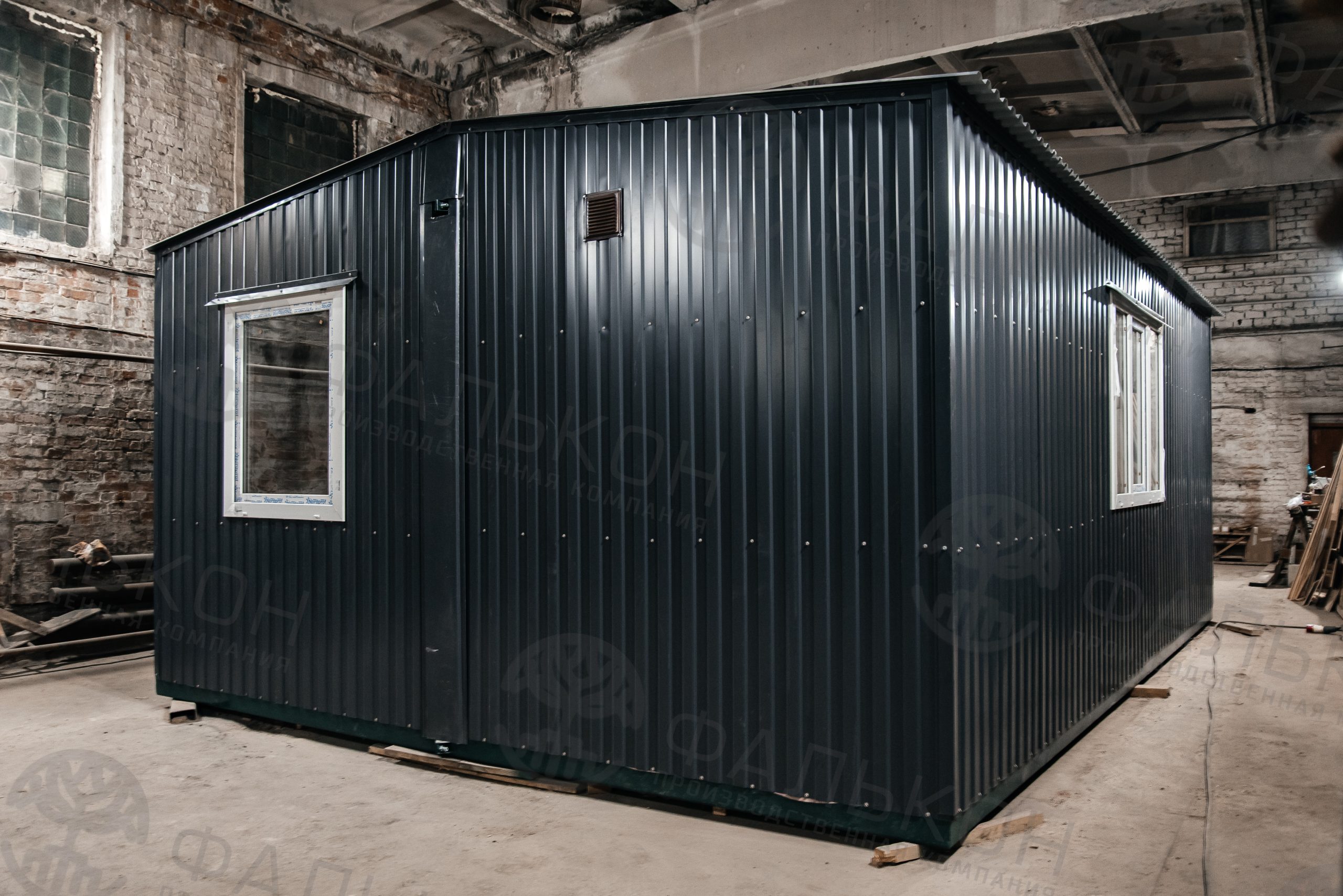 Модульный офис (2 блок-секции) с кабинетом и переговорной и тамбуром.