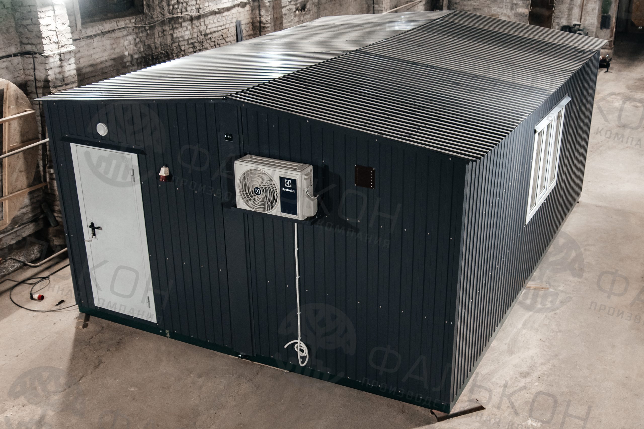 Модульный офис (2 блок-секции) с кабинетом и переговорной и тамбуром.