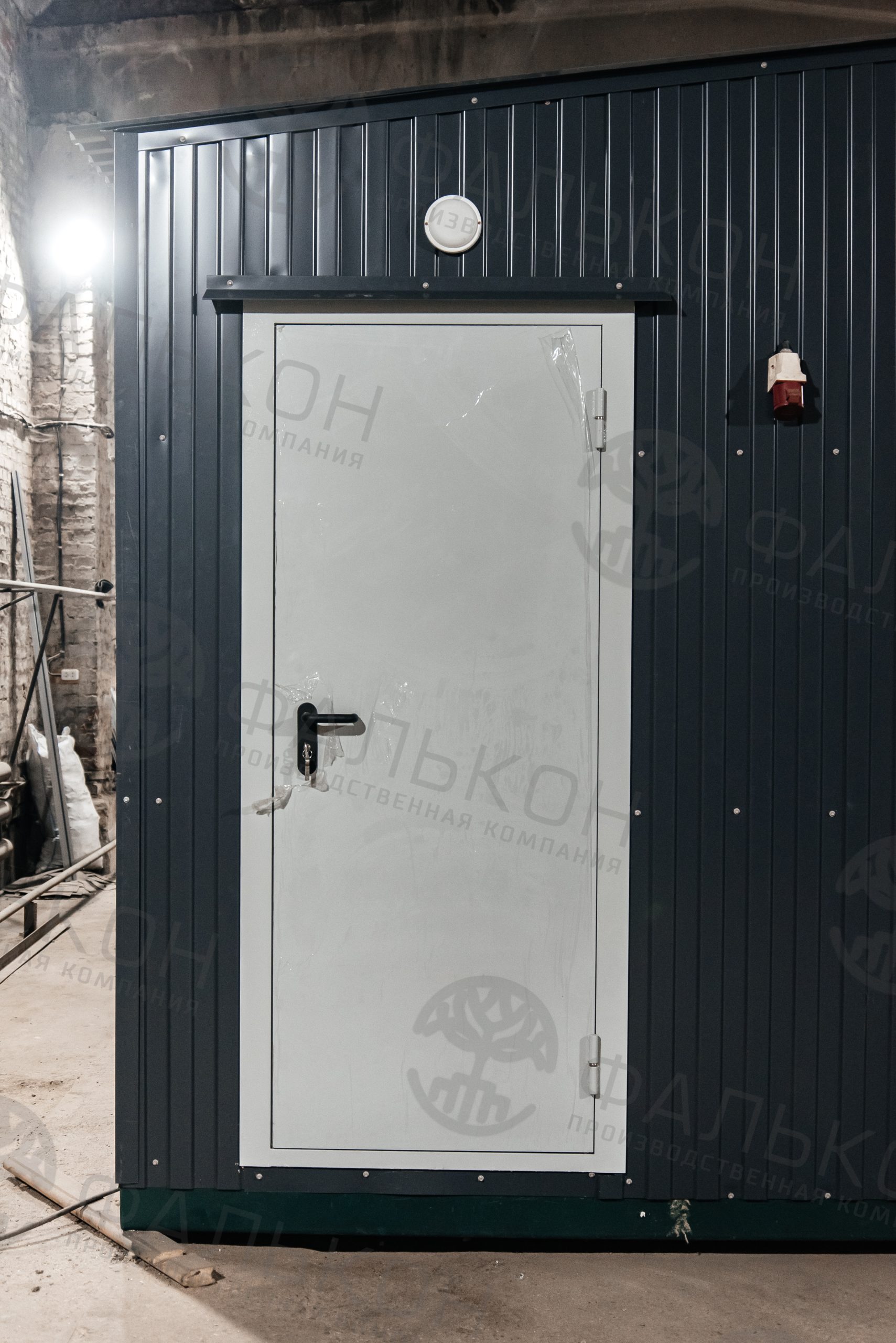 Модульный офис (2 блок-секции) с кабинетом и переговорной и тамбуром.