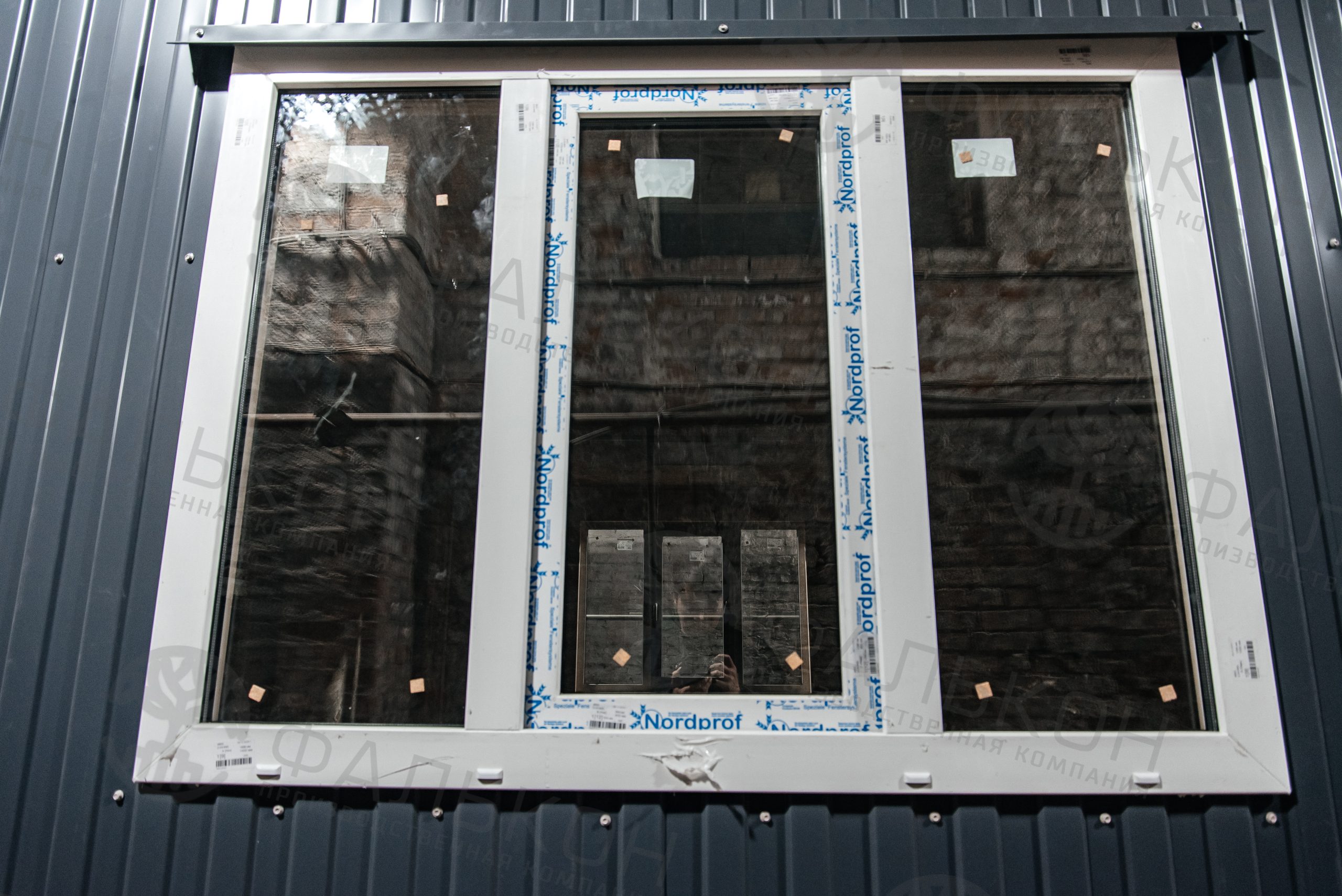 Модульный офис (2 блок-секции) с кабинетом и переговорной и тамбуром.