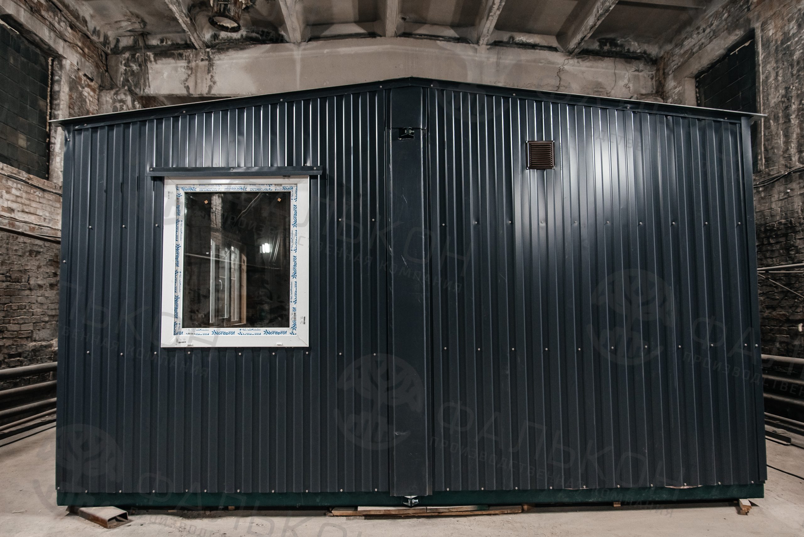 Модульный офис (2 блок-секции) с кабинетом и переговорной и тамбуром.