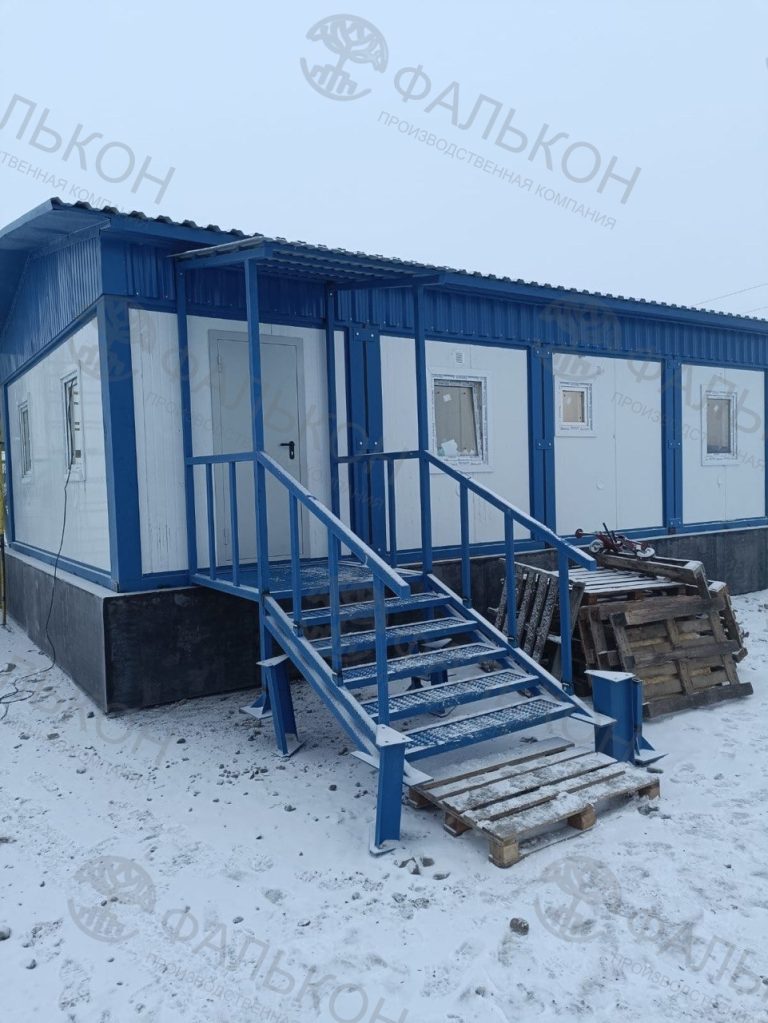 Собранное модульное здание на зимней площадке
