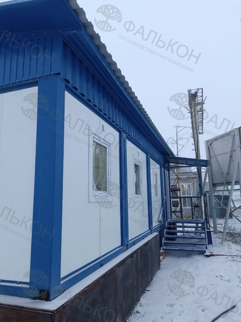 Модульное здание с наружным входом на площадке