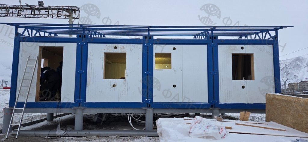 Сборка модульного здания на площадке