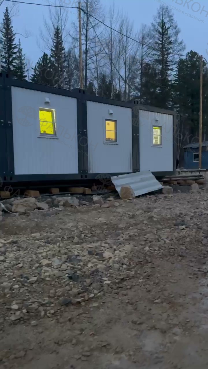 Боковой вид модулей вахтового городка летом