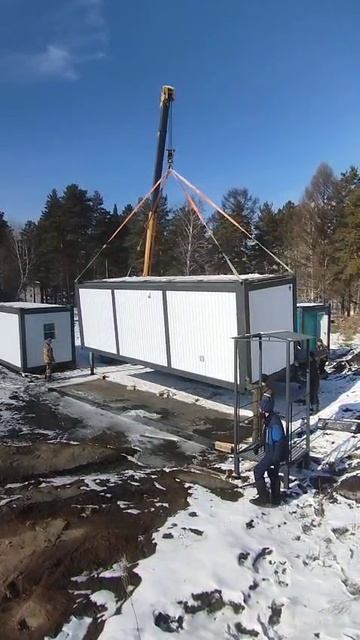Погрузка 8-метровых блок-контейнеров для вахтового городка